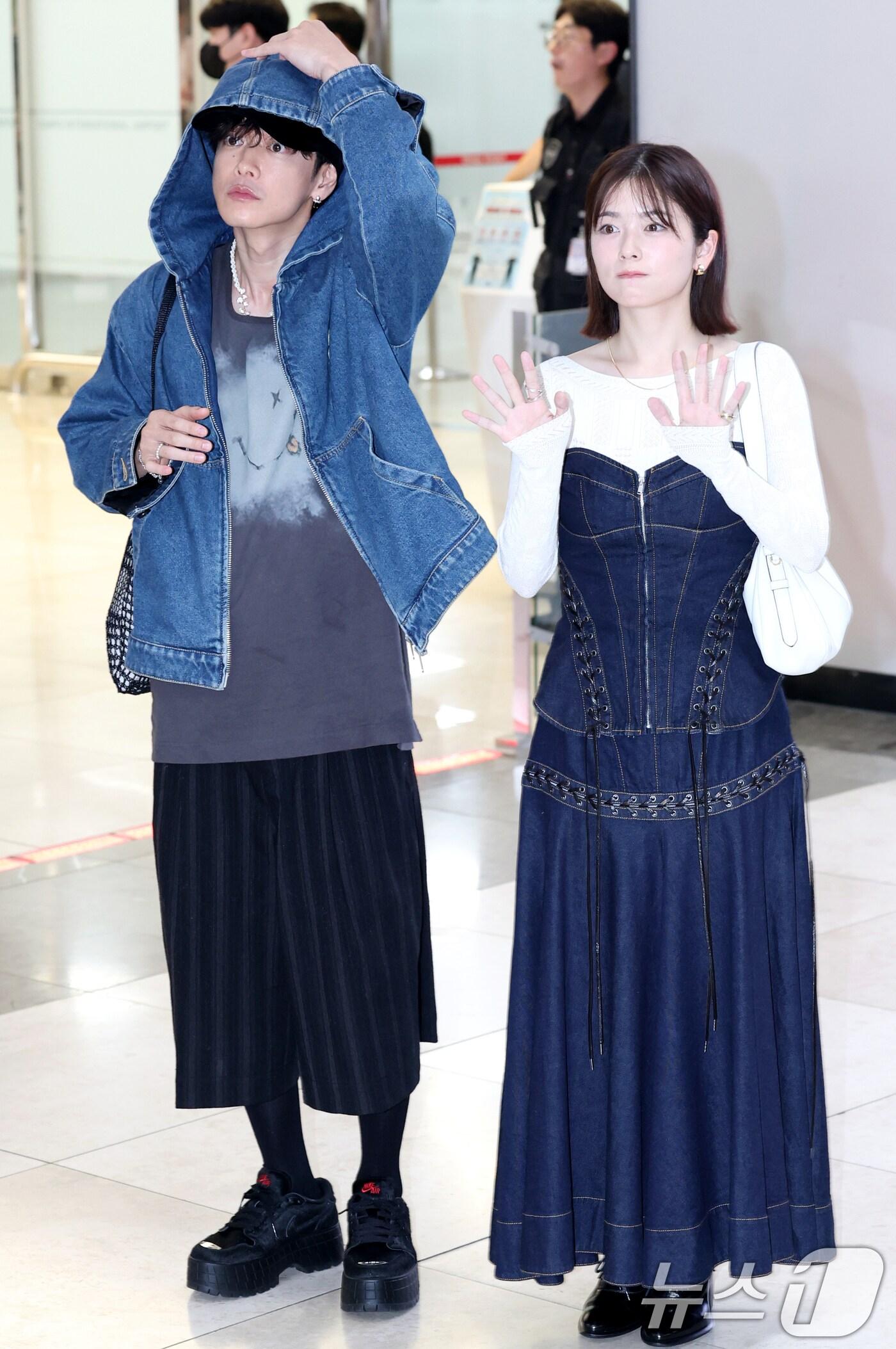 본문 이미지 - 일본 배우 코시바 후우카(오른쪽)와 사토 타케루가 영화 ‘내 남편과 결혼해줘’ 홍보를 위해 26일 오전 김포공항을 통해 입국해 인사를 하고 있다. 2025.6.26/뉴스1 ⓒ News1 권현진 기자