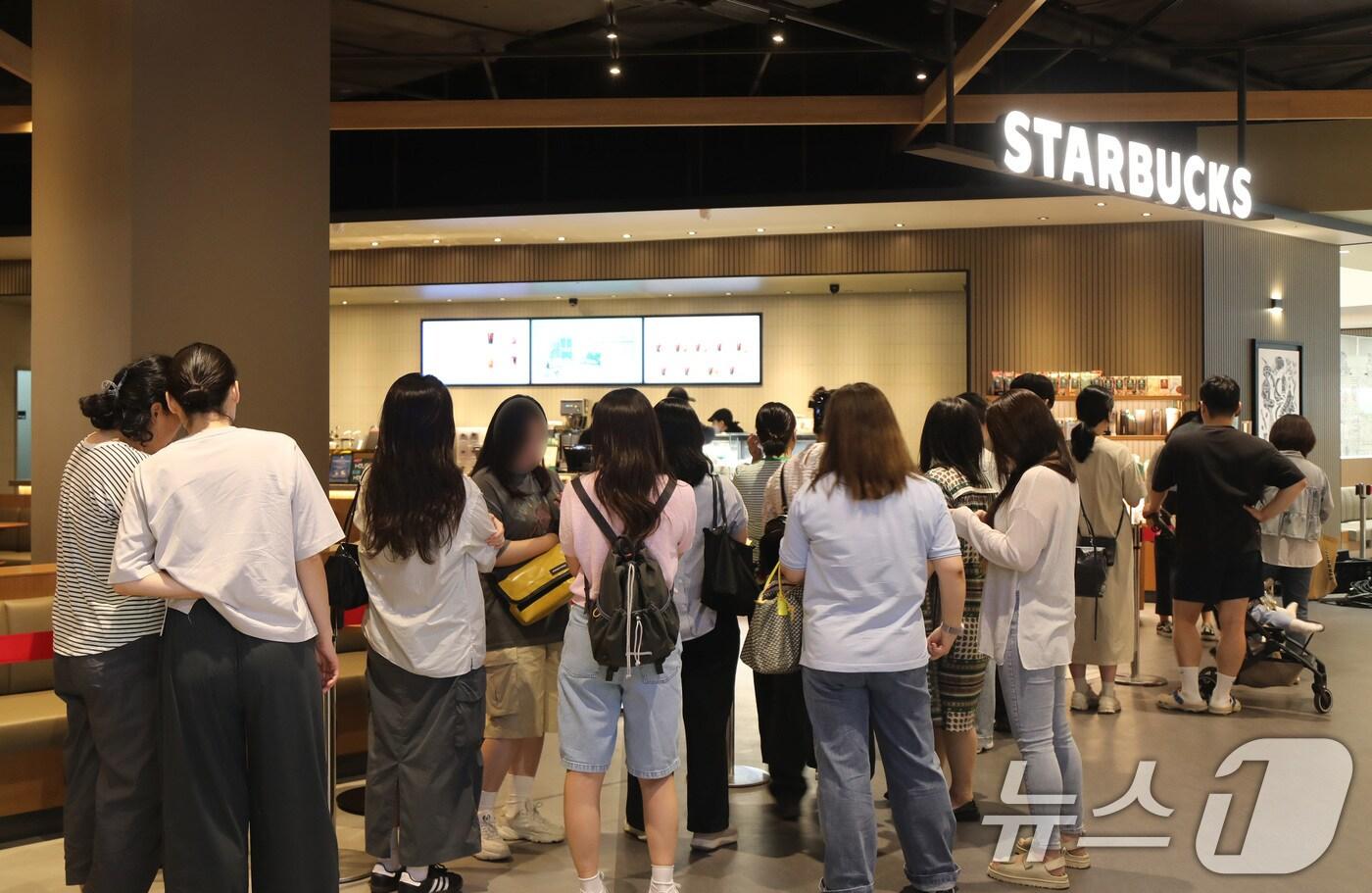 스타필드 킨텍스점 스타벅스에 줄 선 고객들 모습. &#40;이마트 제공. 재판매 및 DB 금지&#41; 2025.6.26/뉴스1