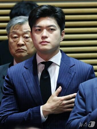 본문 이미지 - 김용태 국민의힘 비상대책위원장이 26일 서울 용산구 백범김구기념관에서 열린 백범 김구 선생 제76주기 추모식에서 국민의례를 하고 있다. 2025.6.26/뉴스1 ⓒ News1 황기선 기자