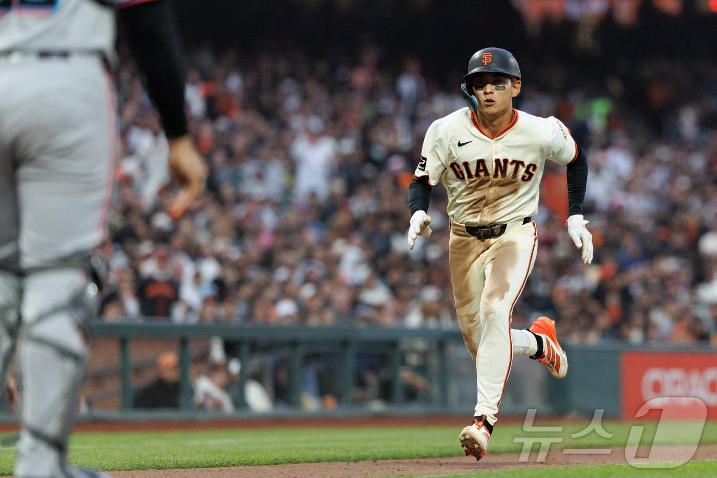 샌프란시스코 자이언츠 이정후가 26일(한국시간) 열린 2025 메이저리그 마이애미 말린스전에서 5회말 크리스천 코스의 중견수 희생플라이 때 홈으로 들어왔다. ⓒ 로이터=뉴스1