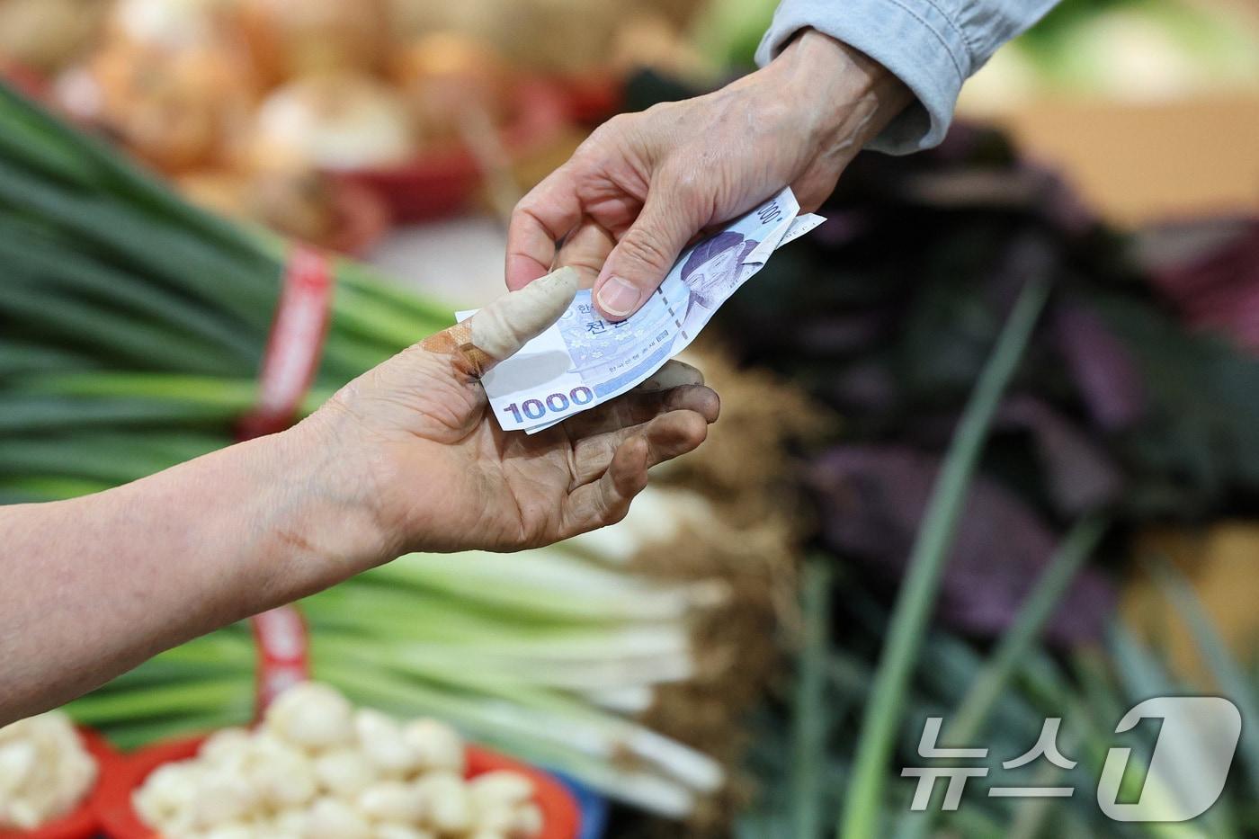 이재명 대통령이 국회에서 제2차 추가경정예산&#40;추경&#41;안 시정연설을 한 6월 26일 서울의 한 전통시장에서 시민들이 장을 보고 있다.  2025.6.26/뉴스1 ⓒ News1 신웅수 기자