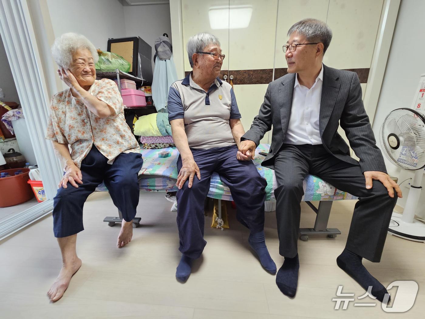 본문 이미지 - 이창화 한국보훈복지의료공단 상임감사가 지난 25일 강원 원주지역 6·25 참전유공자 가정을 찾아 위문 일정을 소화했다. &#40;한국보훈복지의료공단 제공. 재판매 및 DB금지&#41; 2025.6.26/뉴스1