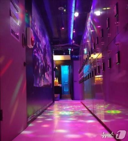 본문 이미지 - 경찰이 압수수색한 업소 내부 사진. 2025.06.26/뉴스1(서울은평경찰서 제공)