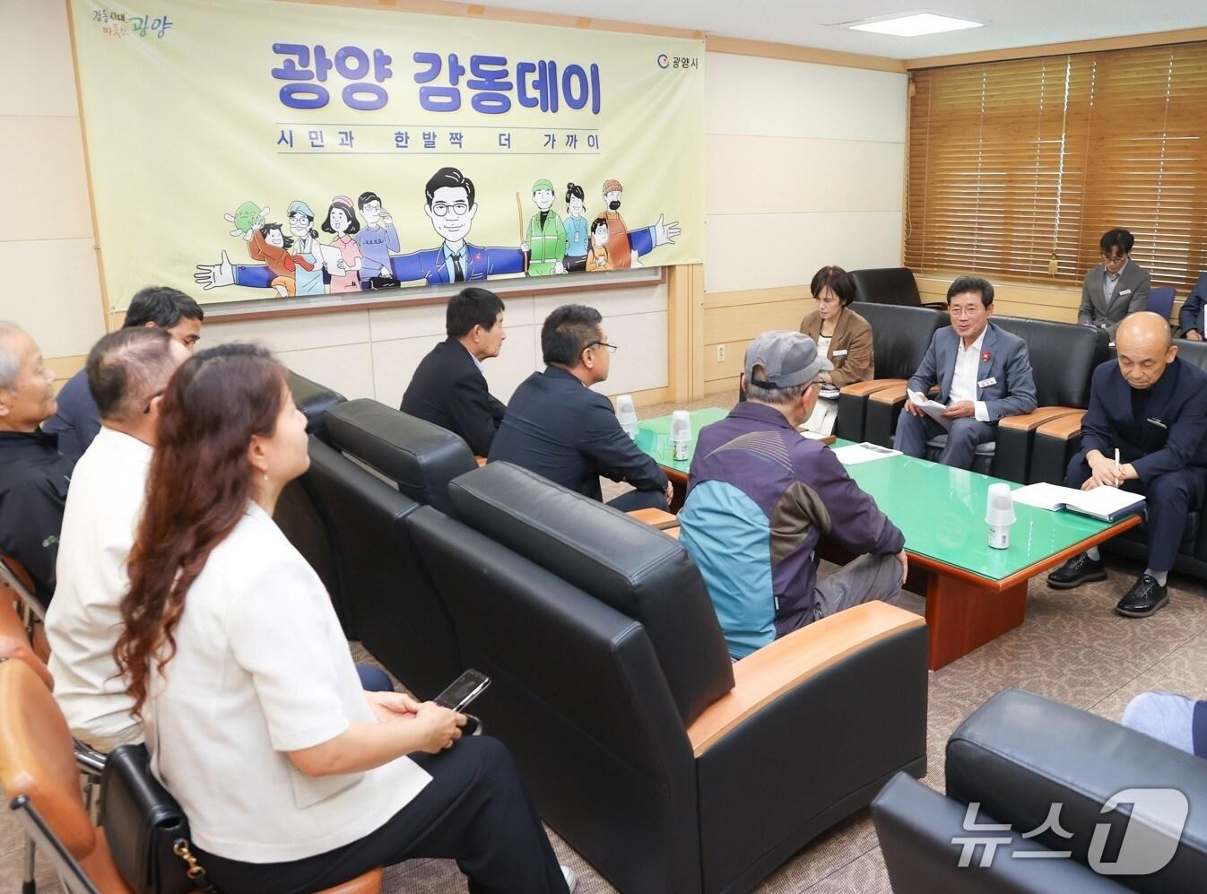 본문 이미지 - 지난 25일 정인화 시장이 시청만남실에서 6월 감동데이를 개최하고있다.(광양시 제공)