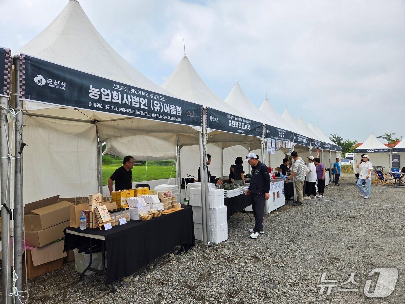 본문 이미지 - 군산시가 26~29일 열리는 &#39;KPGA 군산CC 오픈&#39;에 맞춰 우수농수산물 직거래장터를 연다.&#40;군산시 제공. 재판매 및 DB금지&#41;