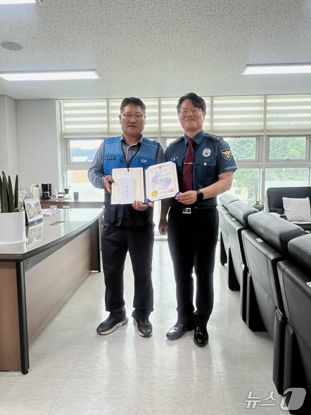 본문 이미지 - 강원 속초경찰서, 실종된 지적장애인을 조기에 발견하고 구조에 기여한 양양우체국 집배원에 감사장 등 전달.(속초경찰서 제공, 재판매 및 DB금지)