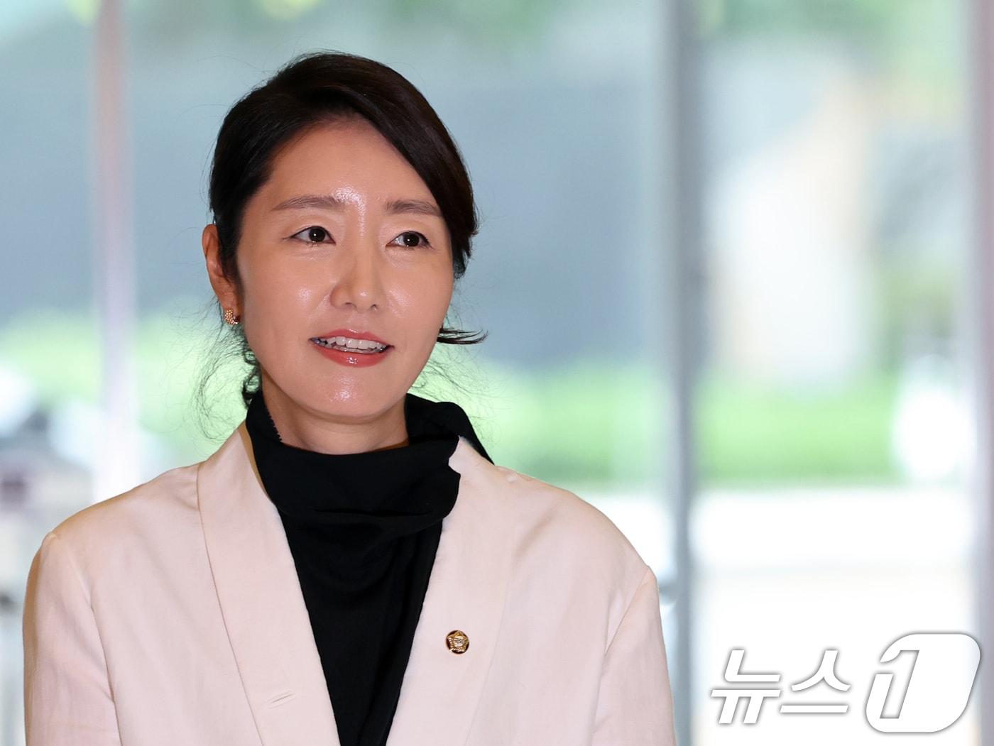 본문 이미지 - 강선우 여성가족부 장관 후보자가 지난달 26일 오후 서울 종로구 이마빌딩에 마련된 인사청문회 사무실로 출근하고 있다. 2025.6.26/뉴스1 ⓒ News1 황기선 기자