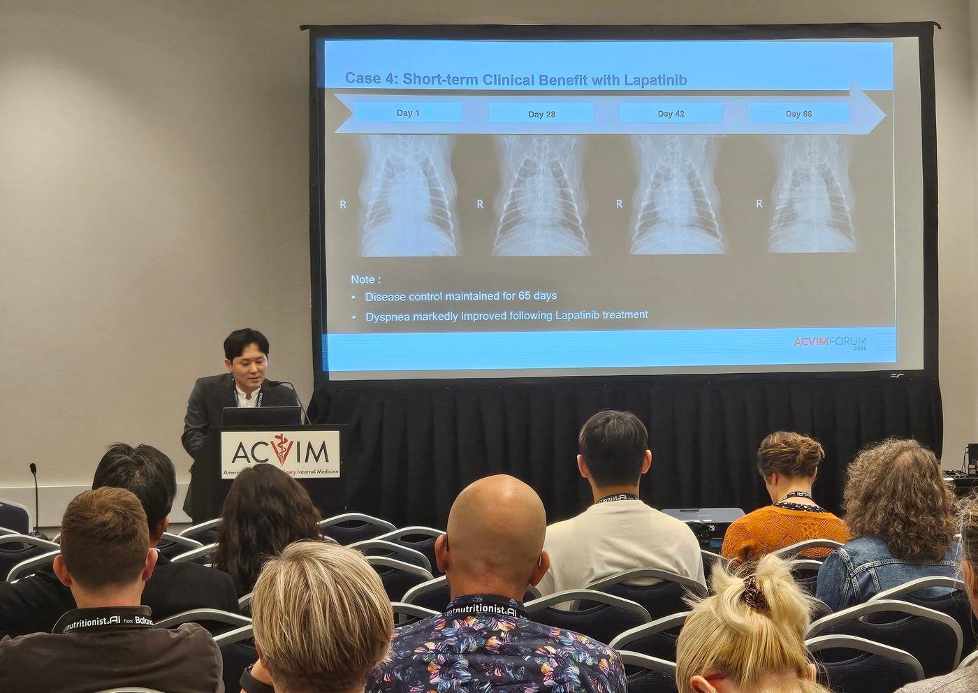 김도윤 본동물의료센터 내과 과장이 지난 18일부터 21일까지 미국 켄터키주 루이빌에서 열린 '2025 미국수의내과학회(ACVIM) 포럼'의 연구 세션에 정식 초청받아 강연을 진행했다(동물병원 제공). ⓒ 뉴스1