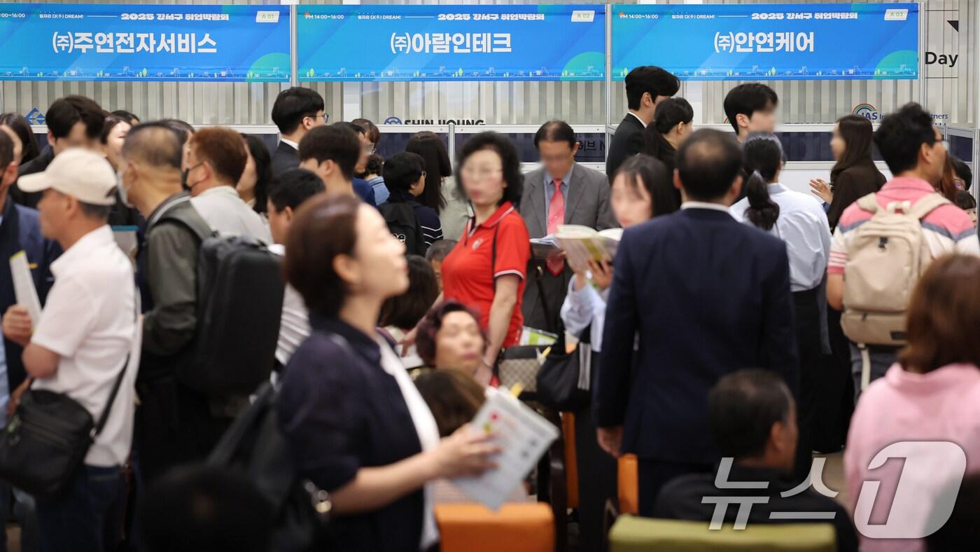 취업박람회를 찾은 구직자들이 면접을 대기하고 있다. 2025.6.26/뉴스1 ⓒ News1 장수영 기자
