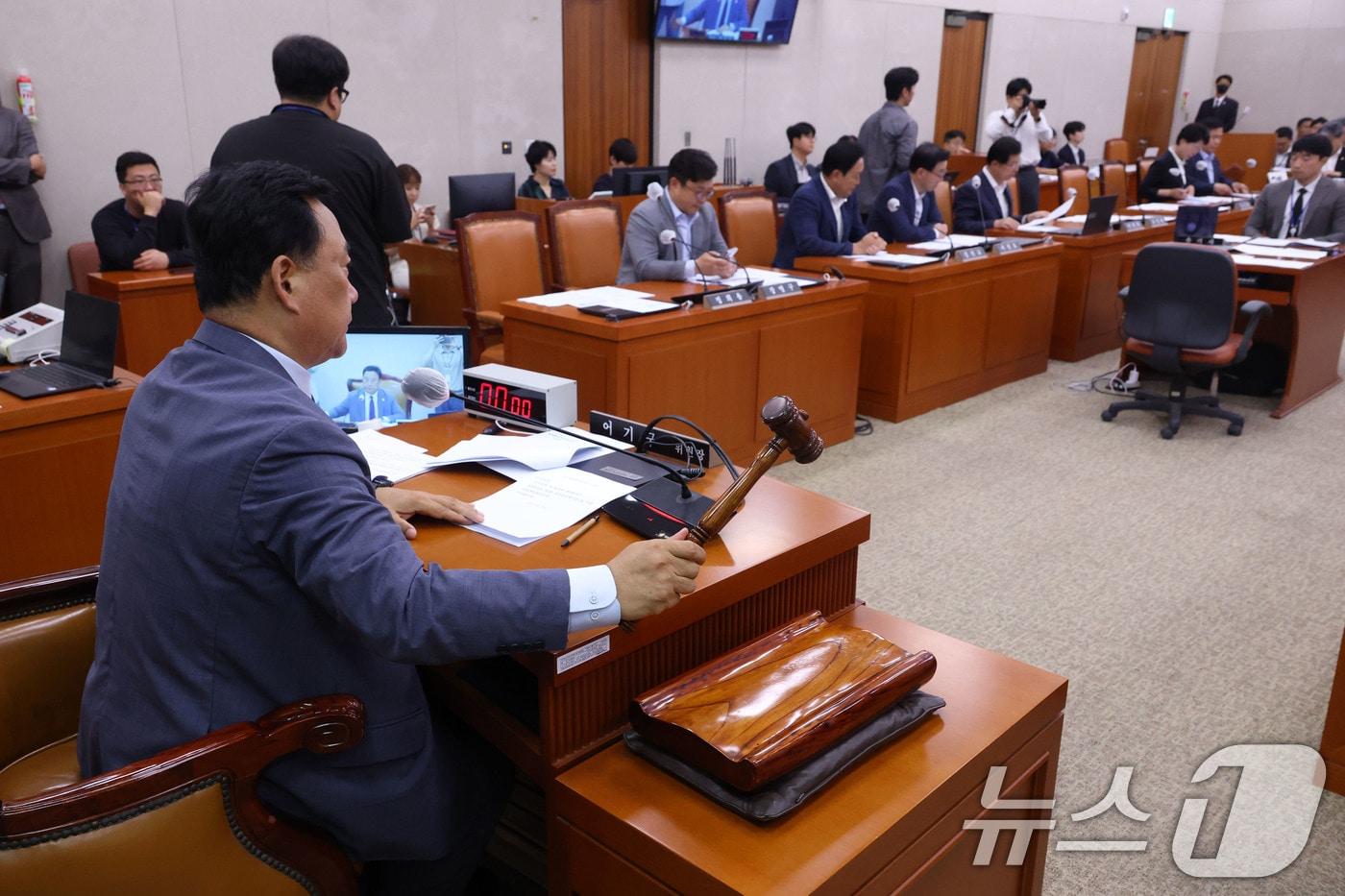 26일 오후 서울 여의도 국회에서 열린 농림축산식품해양수산위원회 전체회의에서 어기구 위원장이 의사봉을 두드리며 2025년도 제2회 추가경정예산안 및 기금운용계획변경안을 상정하고 있다. 2025.6.26/뉴스1 ⓒ News1 이광호 기자