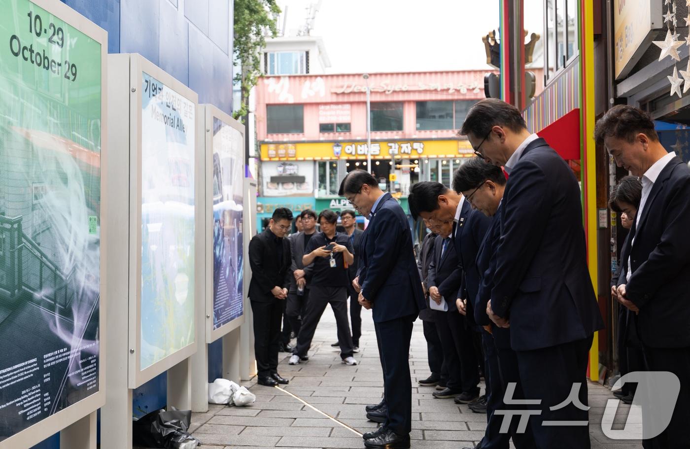 이해식 국정기획위원회 정치행정분과장이 위원들과 함께 26일 오후 서울 용산구 이태원 참사 현장인 &#39;10.29 기억과 안전의 길&#39;을 찾아 희생자들을 추모하고 있다. 2025.6.26/뉴스1 ⓒ News1 이승배 기자