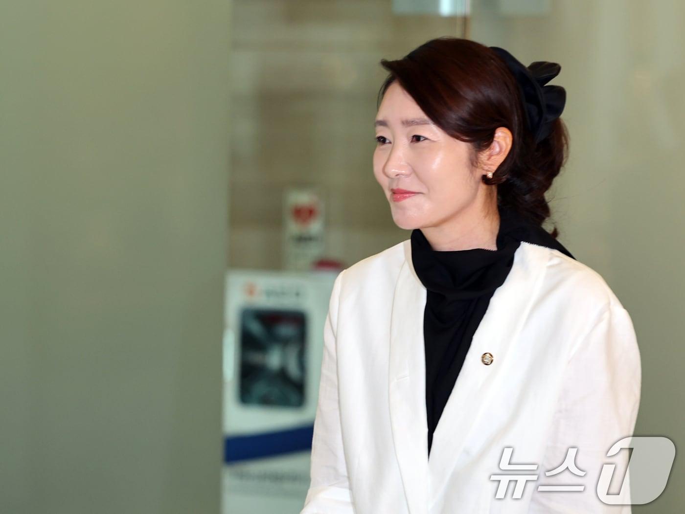 본문 이미지 - 강선우 여성가족부 장관 후보자가 6월 26일 오후 서울 종로구 이마빌딩에 마련된 인사청문회 사무실로 출근하고 있다. 2025.6.26/뉴스1 ⓒ News1 황기선 기자