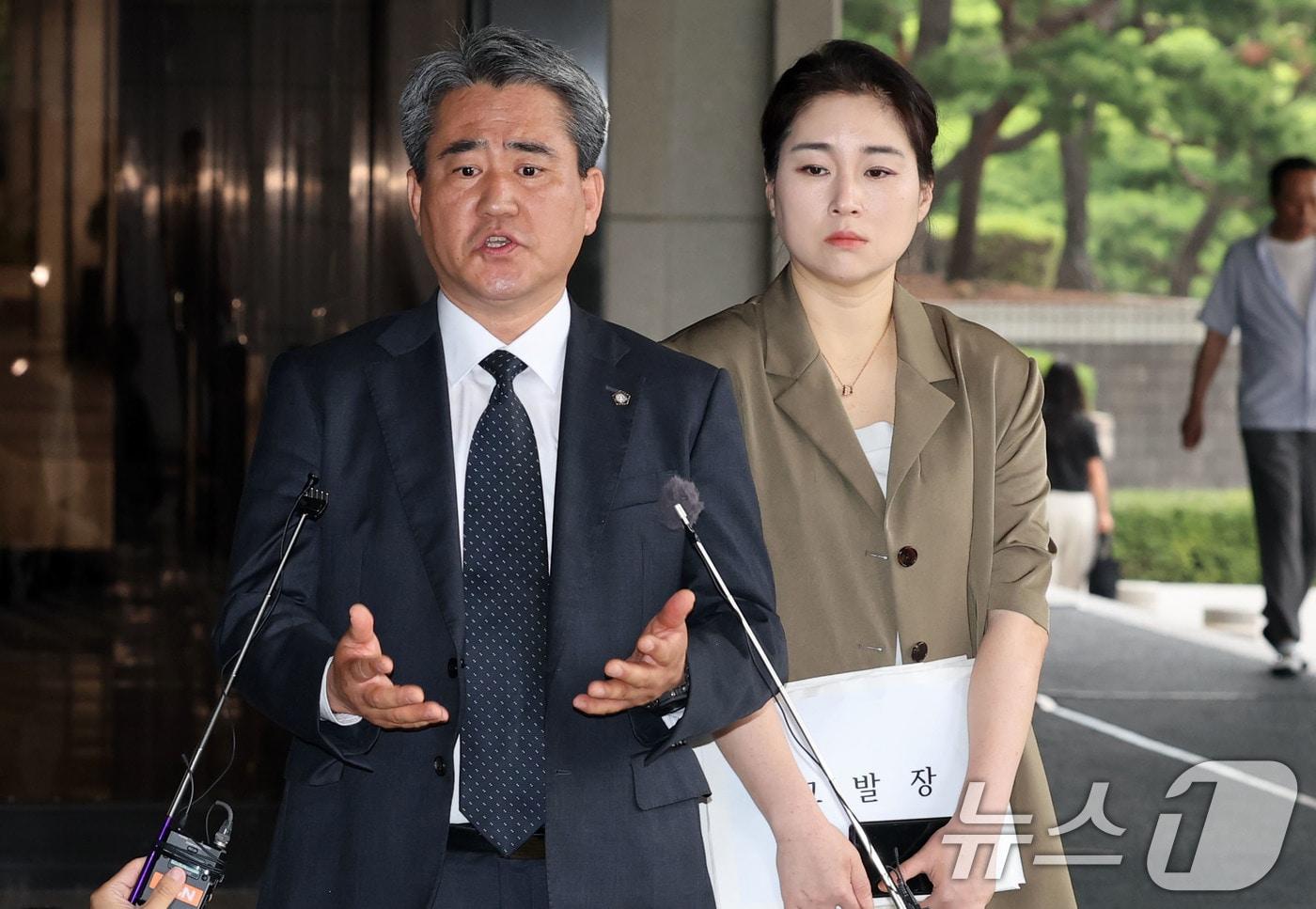 윤석열 전 대통령 법률대리인 송진호, 김계리 변호사가 26일 비화폰 기록 임의제출과 관련해 경호처 지휘부 등 8명을 대통령기록물 관리법 위반, 군사기밀보호법 위반, 직권남용 등으로 고발하기 위해 서초구 서울중앙지방검찰청에 들어서며 취재진의 질문을 받고 있다. 2025.6.26/뉴스1 ⓒ News1 박세연 기자