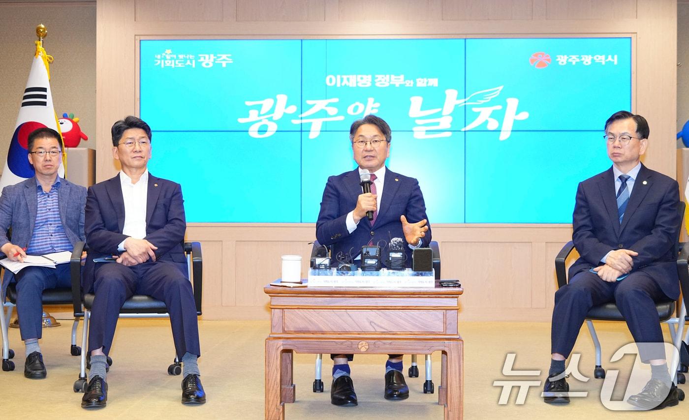 강기정 광주시장이 26일 시청 비즈니스룸에서 민선 8기 3주년 기자회견을 하고 있다.&#40;광주시 제공. 재판매 및 DB 금지&#41; 