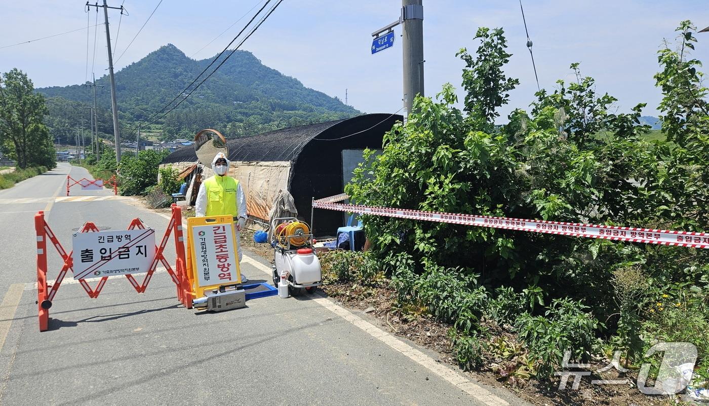 강진 조류인플루엔자 차단 방역.(전남도 제공. 재판매 및 DB금지) 2025.6.26/뉴스1