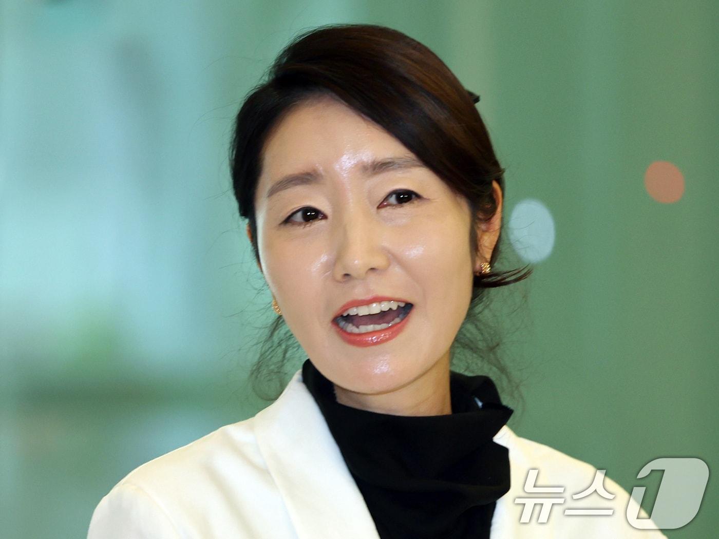 본문 이미지 - 강선우 여성가족부 장관 후보자가 26일 오후 서울 종로구 이마빌딩에 마련된 인사청문회 사무실로 출근하며 소감을 밝히고 있다. 2025.6.26/뉴스1 ⓒ News1 황기선 기자