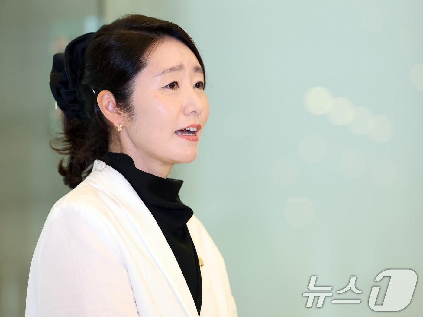 본문 이미지 - 강선우 여성가족부 장관 후보자가 지난 6월 26일 오후 서울 종로구 이마빌딩에 마련된 인사청문회 사무실로 출근하며 소감을 밝히고 있다. 2025.6.26/뉴스1 ⓒ News1 황기선 기자