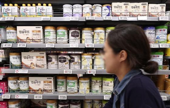 본문 이미지 - 서울 시내 한 대형마트에 진열된 분유. 2025.6.26/뉴스1 ⓒ News1 김성진 기자