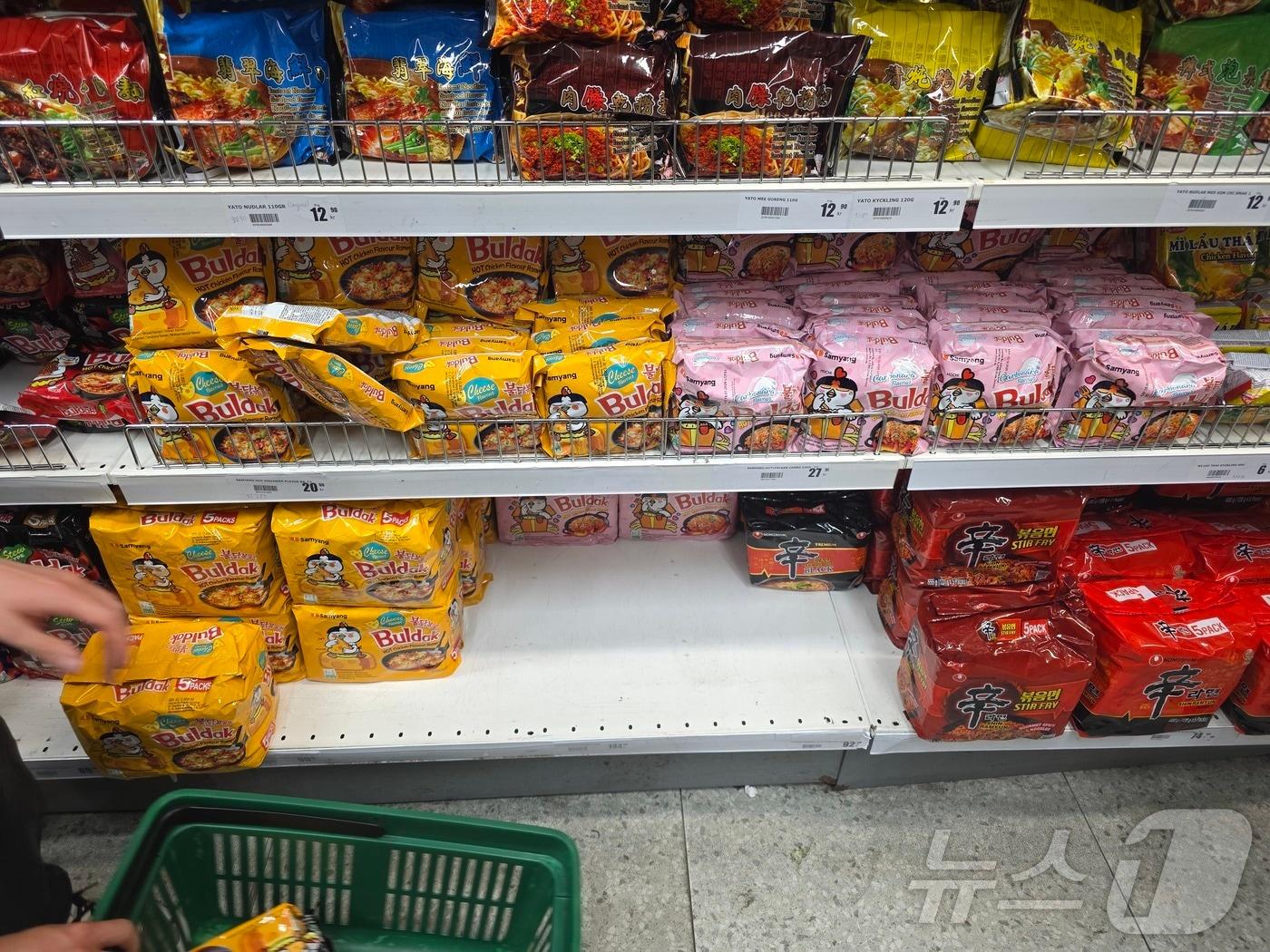 본문 이미지 - 스웨덴 예테보리 아시아 음식 마트 사이공 푸드&#40;SAIGON FOOD&#41;에 진열된 한국 라면 제품들. ⓒ News1 이형진 기자