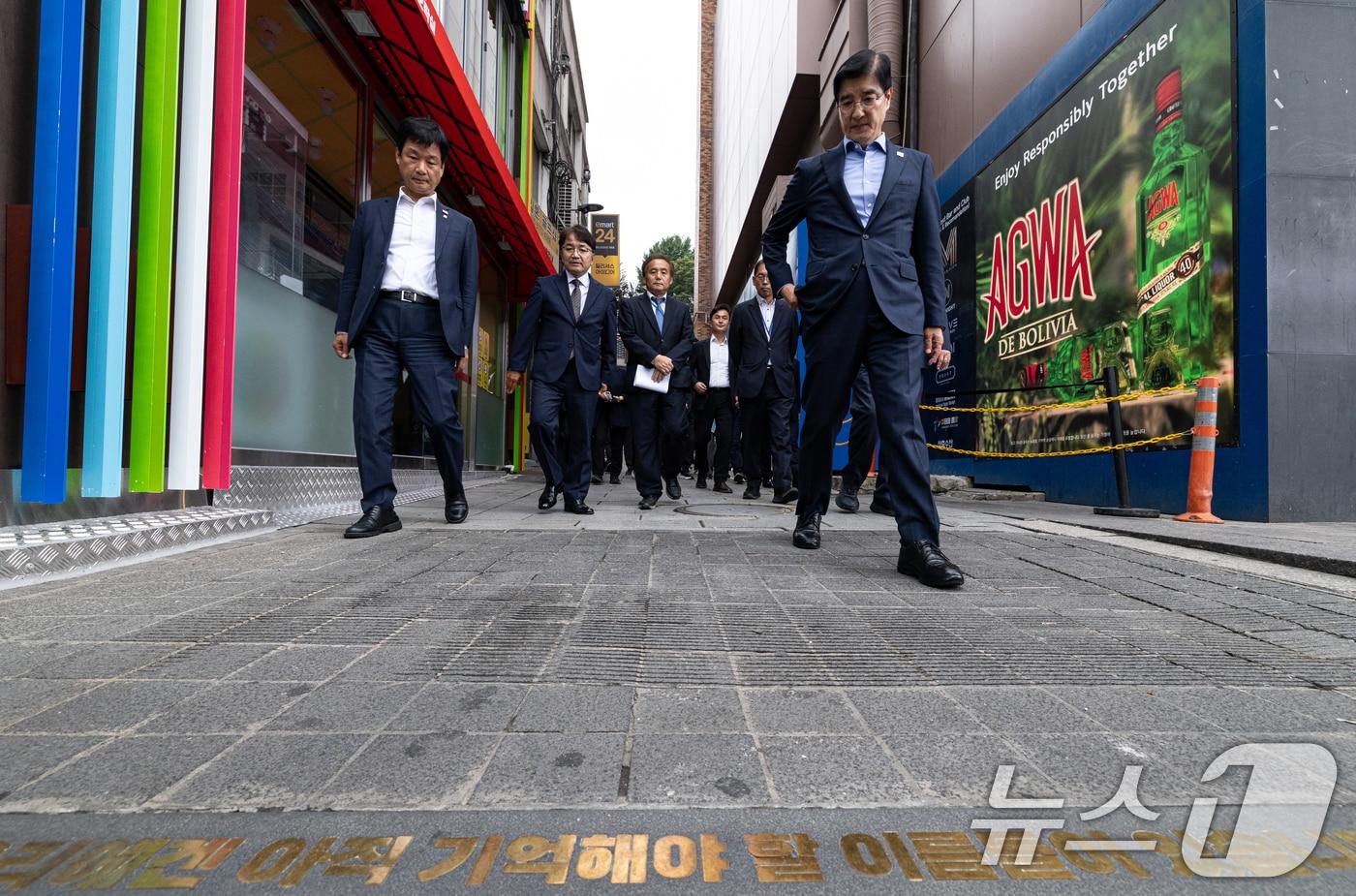 이해식 국정기획위원회 정치행정분과장이 위원들과 함께 26일 오후 서울 용산구 이태원 참사 현장인 &#39;10.29 기억과 안전의 길&#39;을 살펴보고 있다. 2025.6.26/뉴스1 ⓒ News1 이승배 기자