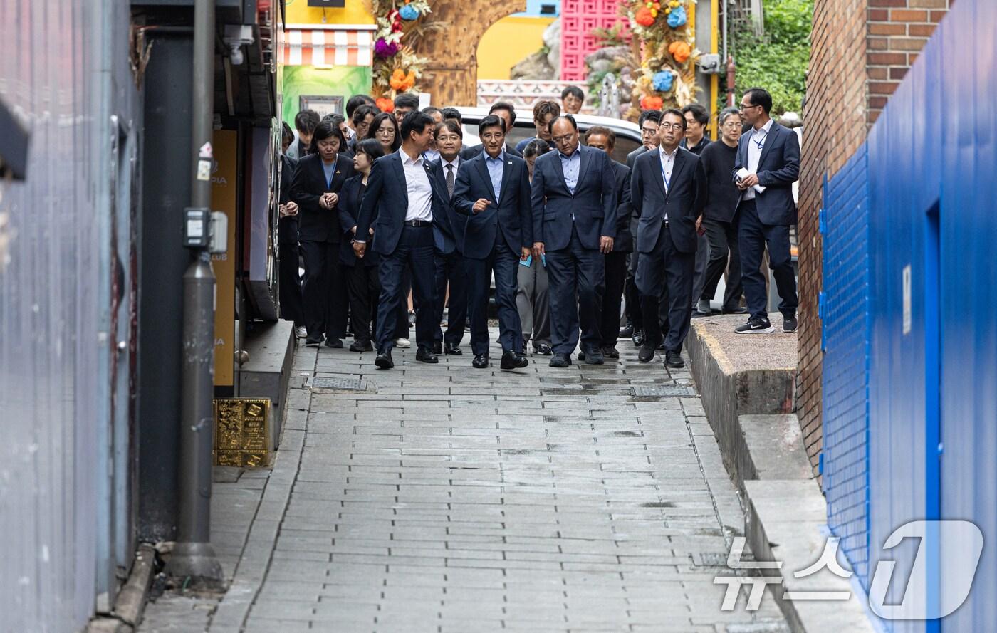 이해식 국정기획위원회 정치행정분과장이 위원들과 함께 26일 오후 서울 용산구 이태원 참사 현장인 &#39;10.29 기억과 안전의 길&#39;을 살펴보고 있다. 2025.6.26/뉴스1 ⓒ News1 이승배 기자