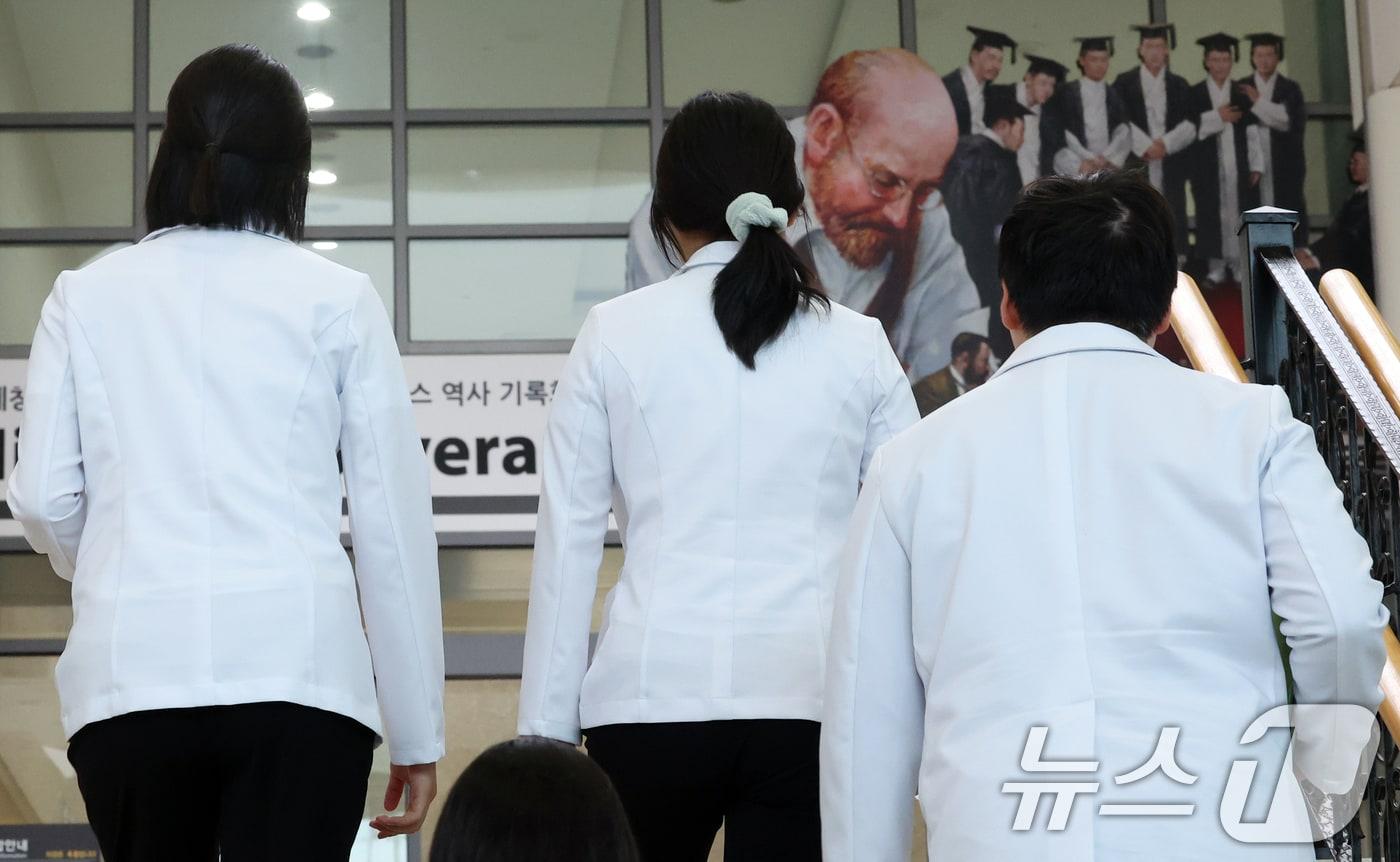 26일 서울 한 대학병원에서 의료진이 이동하고 있다. 2025.6.26/뉴스1 ⓒ News1 김명섭 기자