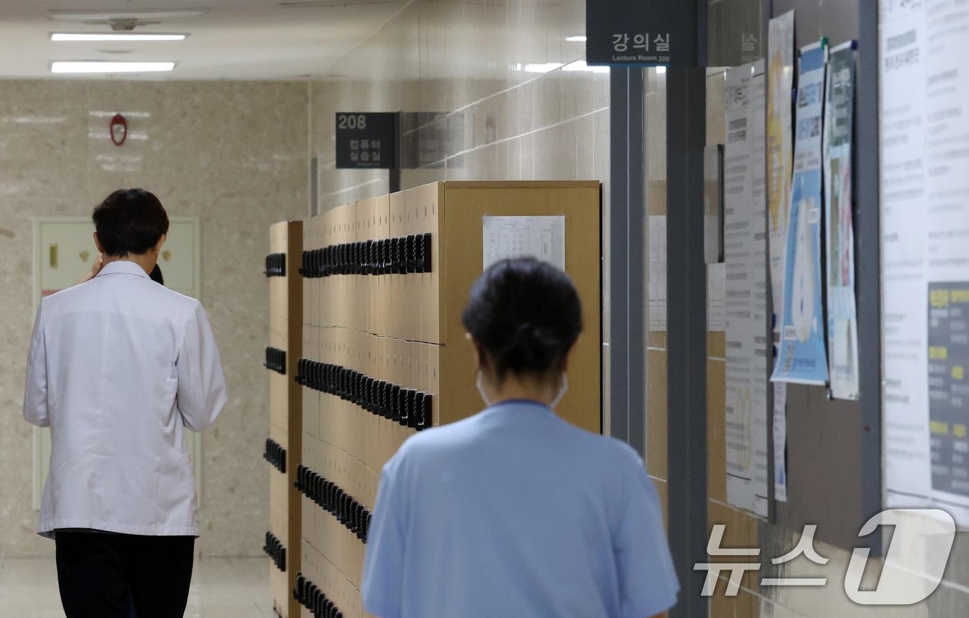 26일 서울 한 대학병원에서 의료진이 이동하고 있다. 2025.6.26/뉴스1 ⓒ News1 김명섭 기자