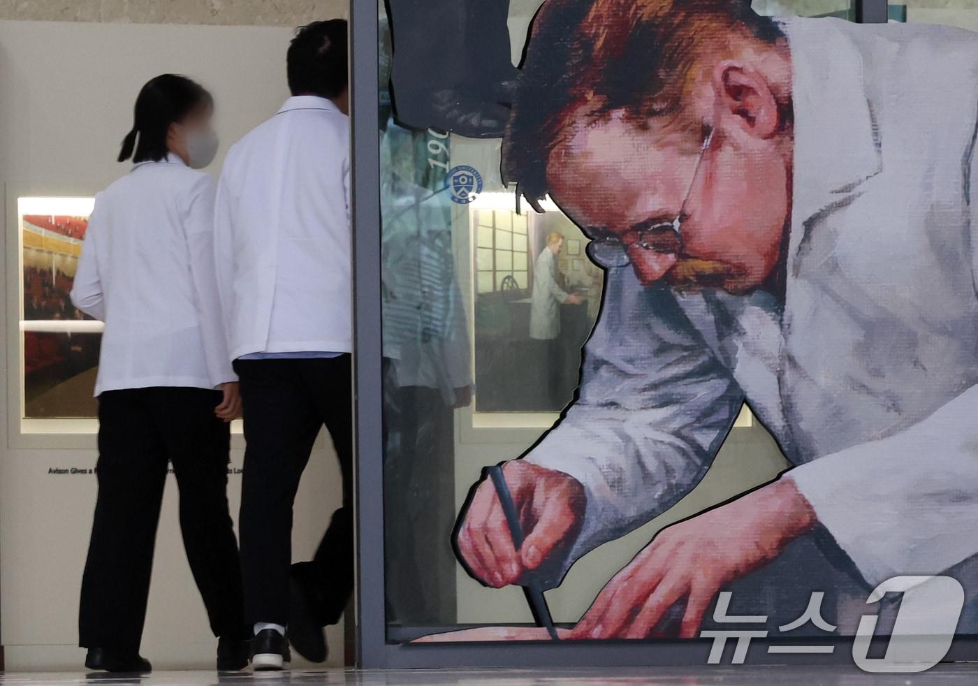 26일 서울 한 대학병원에서 의료진이 이동하고 있다.  2025.6.26/뉴스1 ⓒ News1 김명섭 기자