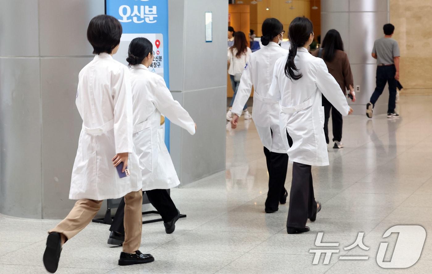 지난 6월 26일 서울 한 대학병원에서 의료진이 이동하고 있다. 2025.6.26/뉴스1 ⓒ News1 김명섭 기자