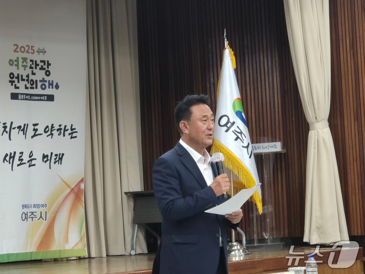 본문 이미지 - 이충우 경기 여주시장이 26일 시청 대회의실에서 민선8기 3주년 성과 보고회를 갖고 있다.2025.06.26/뉴스1 양희문 기자