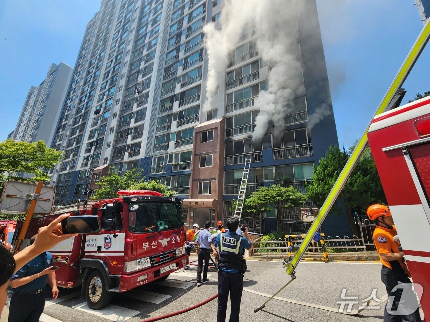 본문 이미지 - 26일 오후 부산 사하구 신평동 아파트 화재 현장.(부산소방재난본부 제공. 재판매 및 DB 금지)