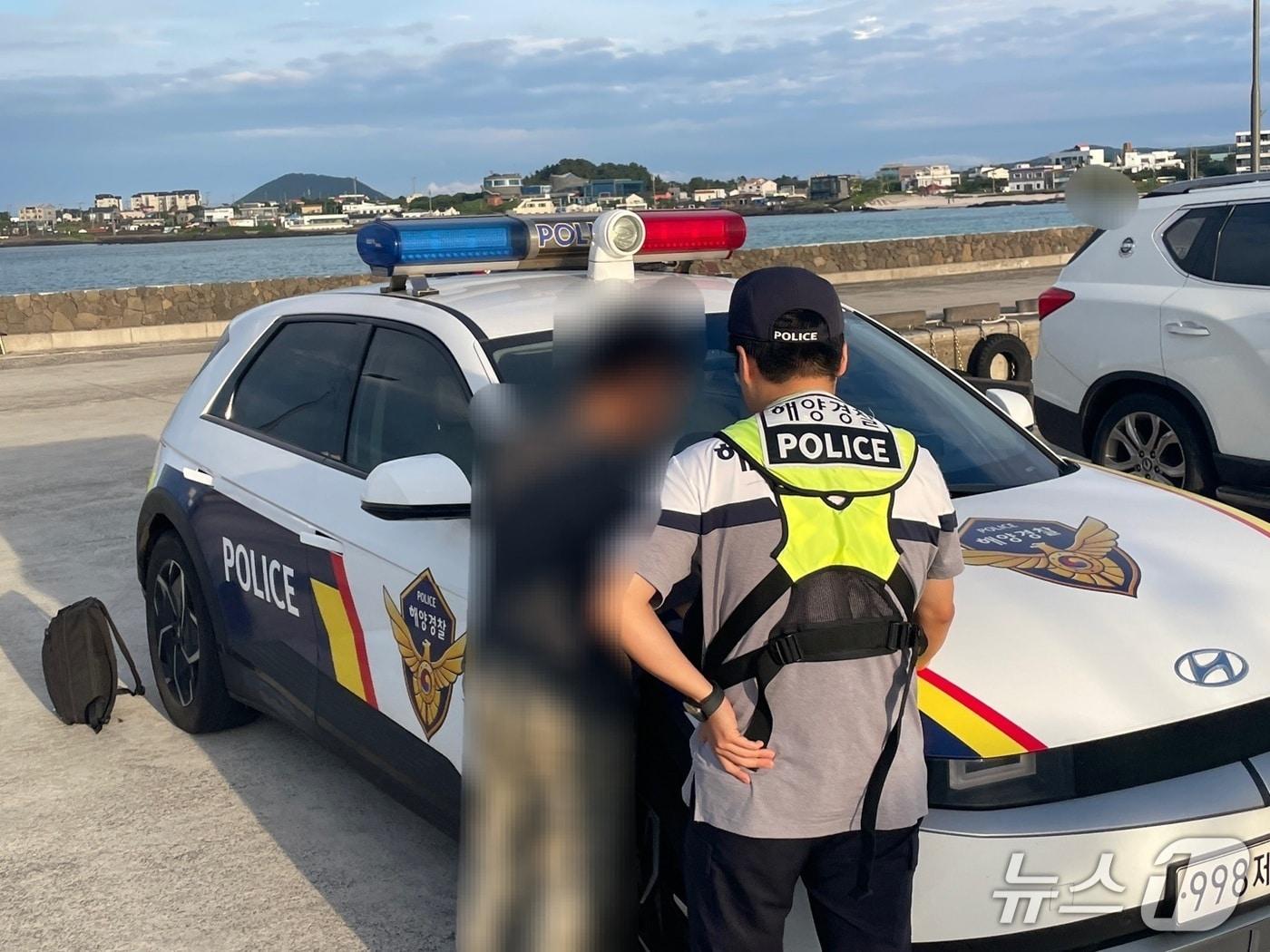 본문 이미지 - 해경이 승선원 변동 미신고를 적발하고 있는 모습.(제주해양경찰서 제공. 재판매 및 DB 금지)