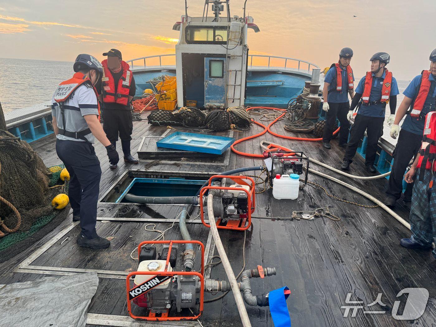 본문 이미지 - 26일 오전 5시5분쯤 포항시 북구 흥해읍 칠포리 동방 3km 해상에서 '배가 침수되고 있다'는 신고를 받은 해경이 어선에서 물을 빼내고 있다.(포항해양경찰서 제공, 재판매 및 DB금지) 2025.6.26/뉴스1 