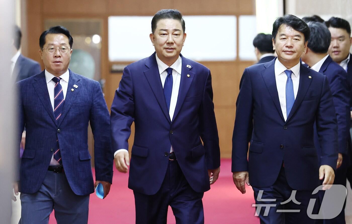 김병기 더불어민주당 원내대표와 문진석 원내수석부대표가 26일 서울 여의도 국회에서 우원식 국회의장과의 원 구성 관련 면담을 마치고 나오고 있다. 2025.6.26/뉴스1 ⓒ News1 김민지 기자