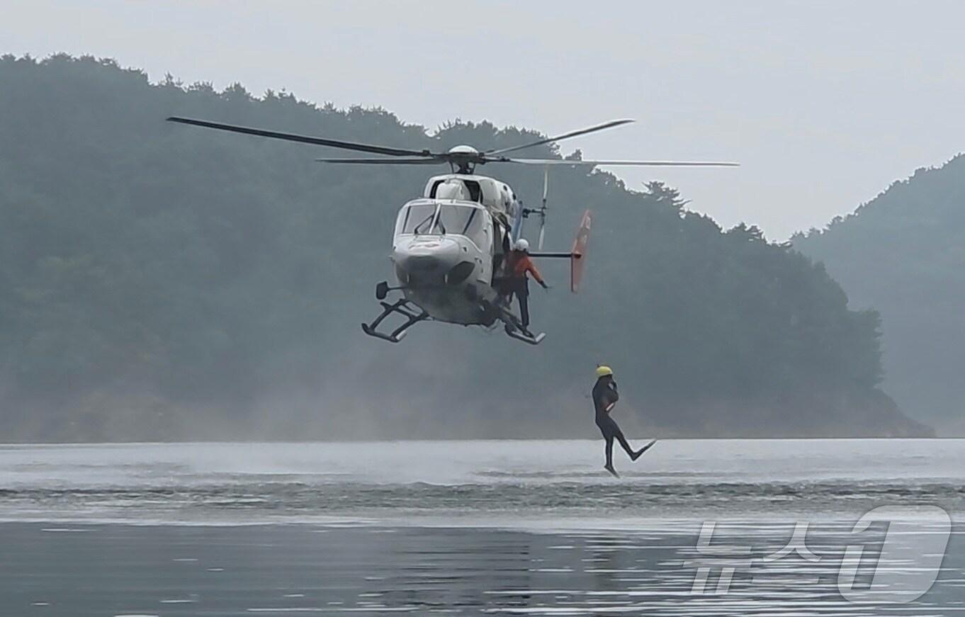본문 이미지 - 대전소방본부는 26일 대청댐 일원에서 119특수대응단 긴급기동대와 항공대원 등 총 14명이 참여한 대규모 수난구조 시범훈련을 실시했다. (대전소방본부 제공. 재판매 및 DB 금지) 2025.6.26/뉴스1 ⓒ News1 이동원 기자
