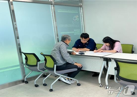 본문 이미지 - 국가철도공단 영남본부 관계자들이 ‘찾아가는 국유재산 상담 창구’를 운영하고 있다.(국가철도공단 제공.재판매 및 DB금지)/뉴스1