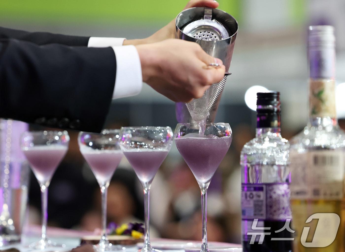 본문 이미지 - 칵테일 제조 뉴스1 사진자료 2025.7.25/뉴스1 ⓒ News1 