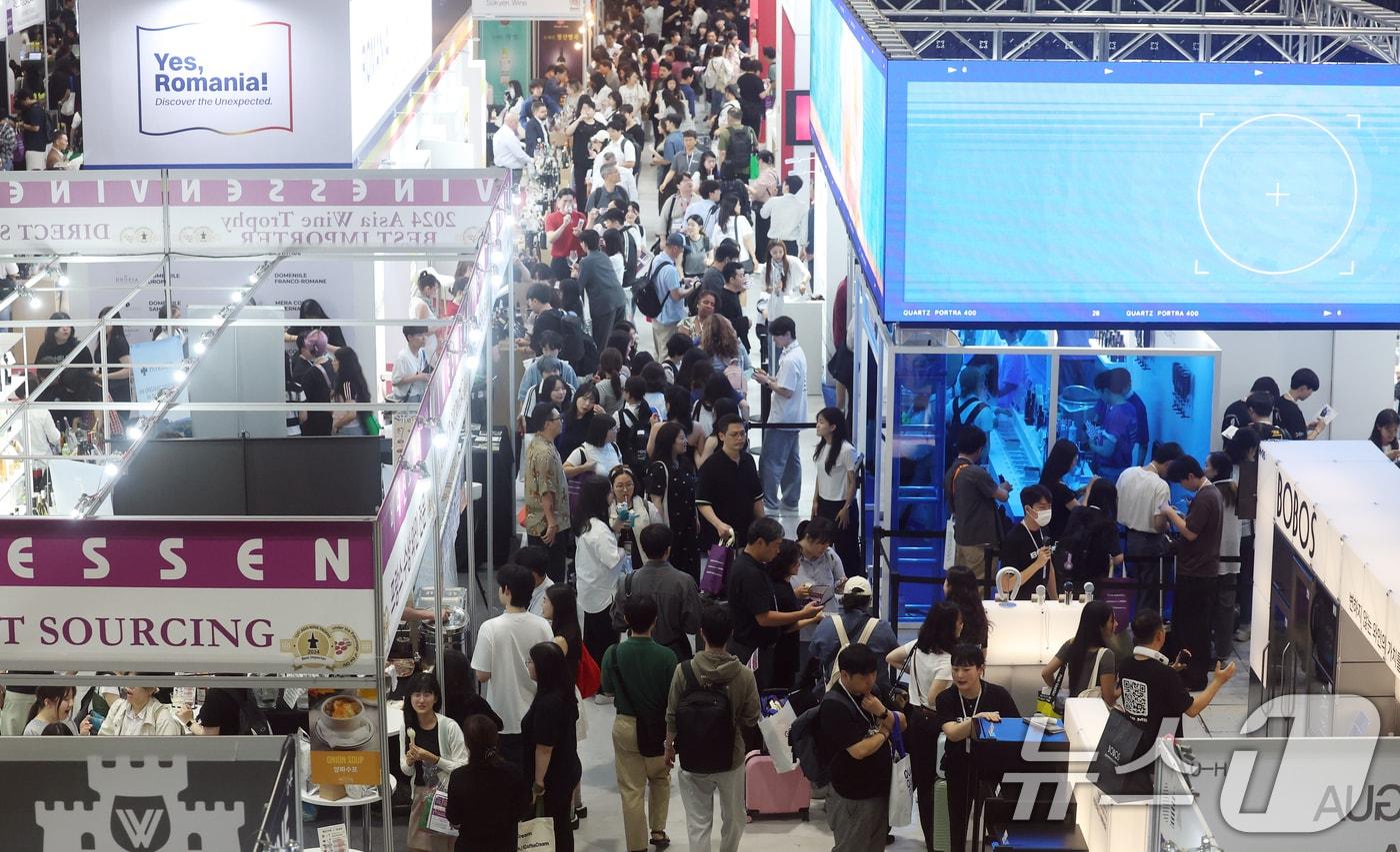 26일 서울 강남구 코엑스에서 막을 올린 '2025 서울국제주류&와인박람회'에서 방문객들이 다양한 주류를 살펴보고 있다.  2025.6.26/뉴스1 ⓒ News1 오대일 기자