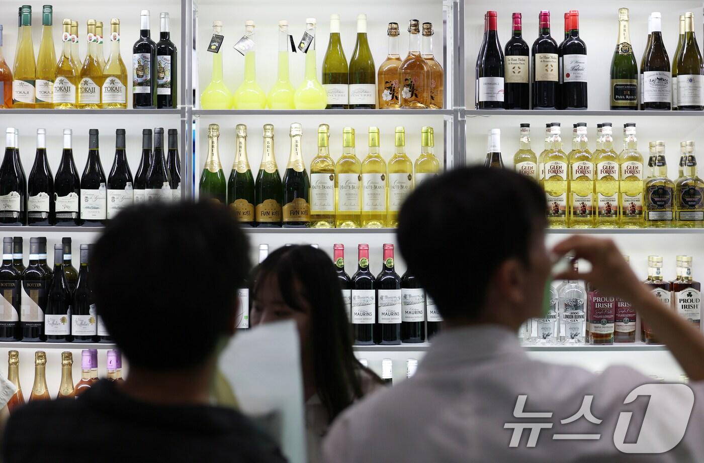 26일 서울 강남구 코엑스에서 막을 올린 &#39;2025 서울국제주류&와인박람회&#39;에서 방문객들이 다양한 주류를 시음하고 있다2025.6.26/뉴스1 ⓒ News1 오대일 기자