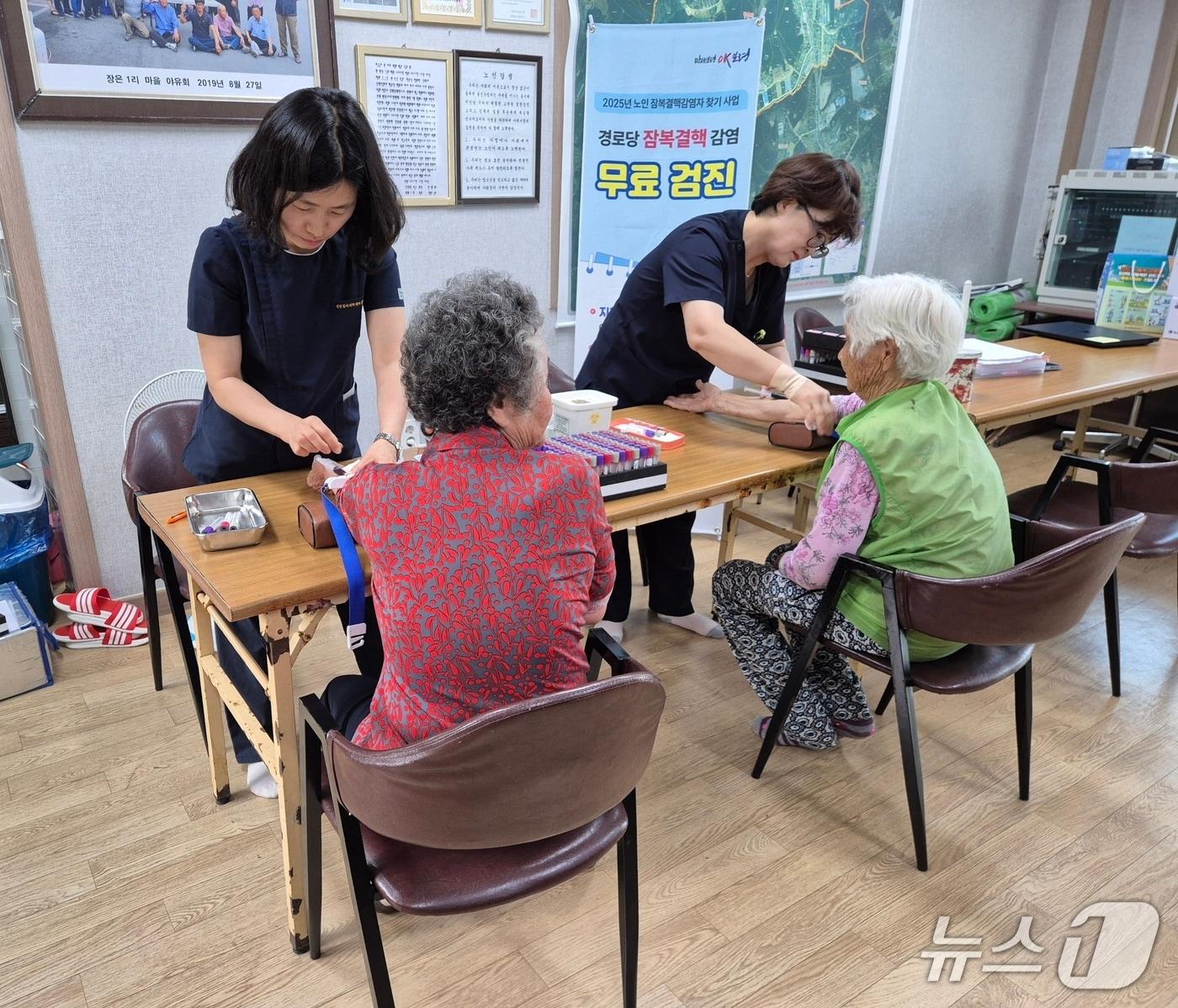 본문 이미지 - 보령시보건소 직원들이 천북면 소재 한 경로당을 찾아 어르신을 대상으로 채혈하고 있다.&#40;방현아 주무관 제공. 재판매 및 DB금지&#41;/뉴스1 