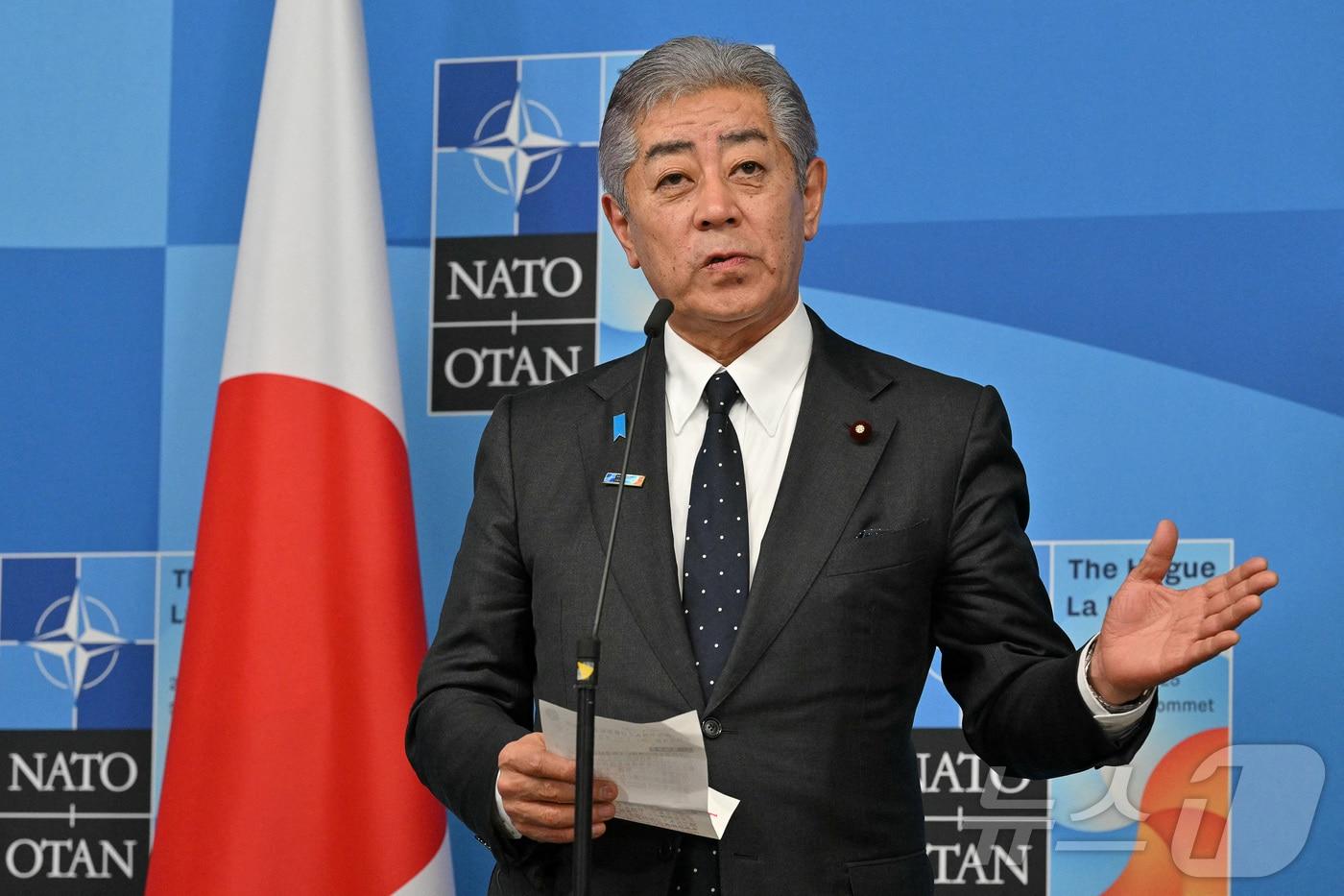 24일(현지시간) 네덜란드 헤이그에서 열린 북대서양조약기구(NATO·나토) 정상회의에 참석한 이와야 다케시 일본 외무상이 마르크 뤼터 나토 사무총장과 만나 발언하고 있다. 2025.06.24 ⓒ 로이터=뉴스1 ⓒ News1 김지완 기자