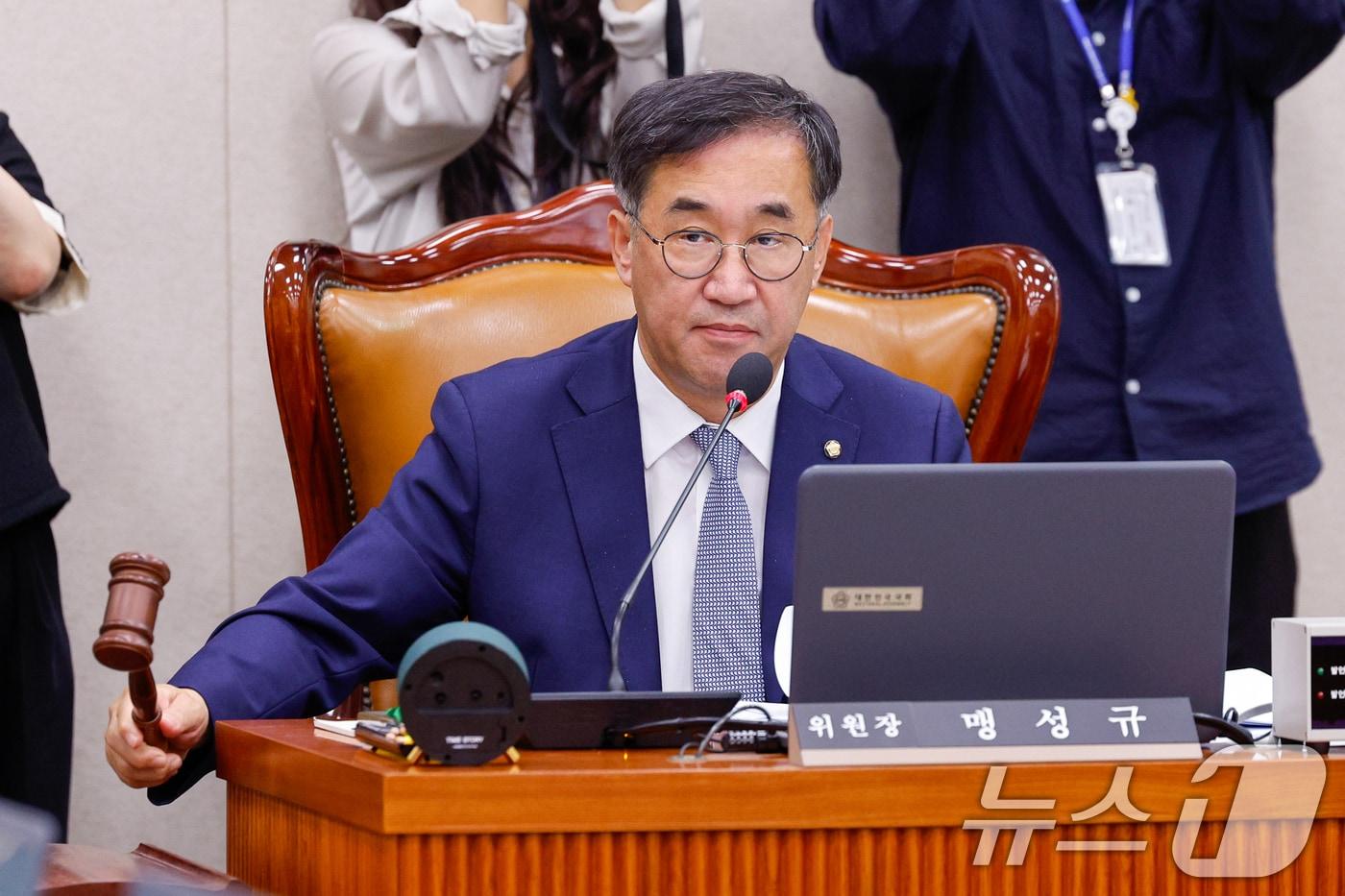 맹성규 국회 국토교통위원회 위원장이 서울 여의도 국회에서 열린 제426회국회(임시회) 국토위 제2차 전체회의에서 2025년도 제2회 추가경정예산안 의결을 알리고 있다. 뉴스1 ⓒ News1 안은나 기자