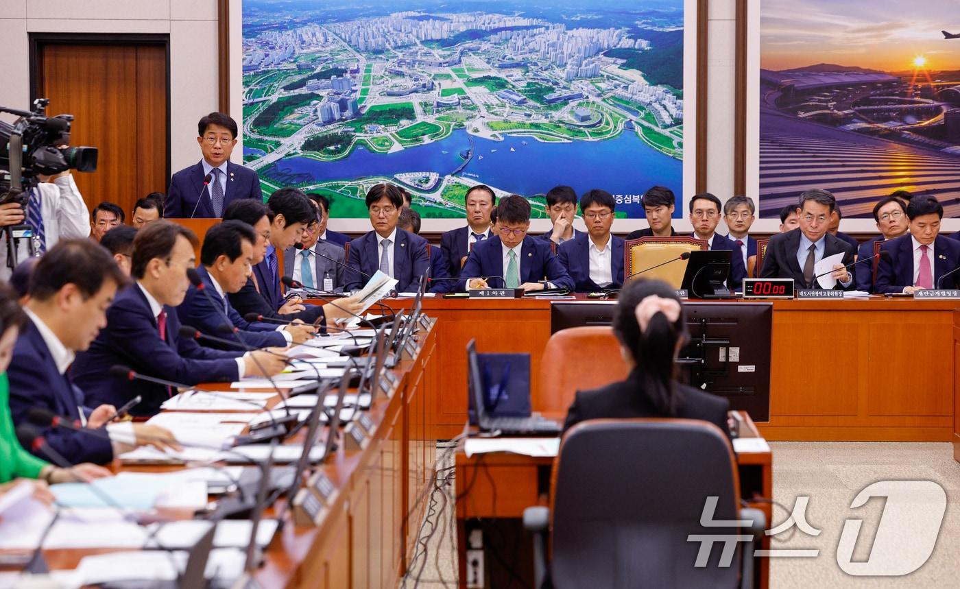 박상우 국토교통부 장관이 26일 서울 여의도 국회에서 열린 제426회국회&#40;임시회&#41; 국토교통위원회 제2차 전체회의에서 전세사기 유형 및 피해 규모 등에 관한 보고를 하고 있다. 2025.6.26/뉴스1 ⓒ News1 안은나 기자