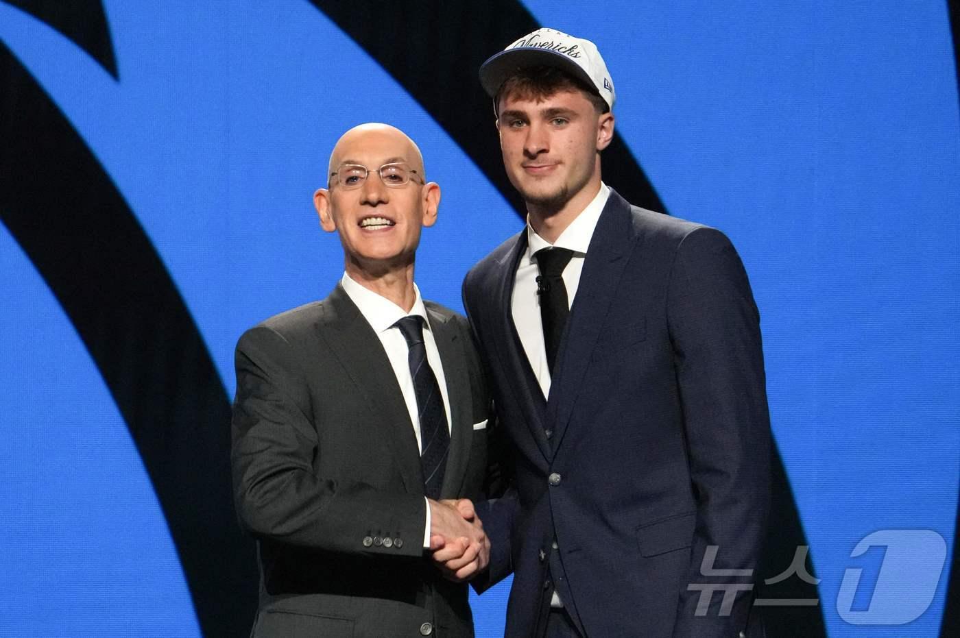 쿠퍼 플래그&#40;오른쪽&#41;가 2025 NBA 신인 드래프트에서 전체 1순위로 댈러스 매버릭스 지명을 받았다. ⓒ AFP=뉴스1