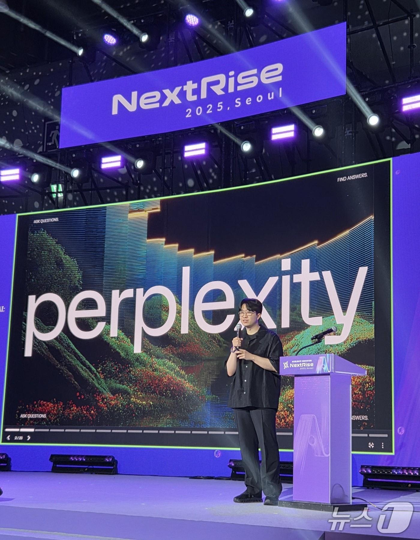 본문 이미지 - 모리타 준 퍼플렉시티 아시아태평양 대표가 26일 서울 코엑스 넥스트라이즈 2025 행사에서 발언하고 있다.&#40;퍼플렉시티 제공&#41;