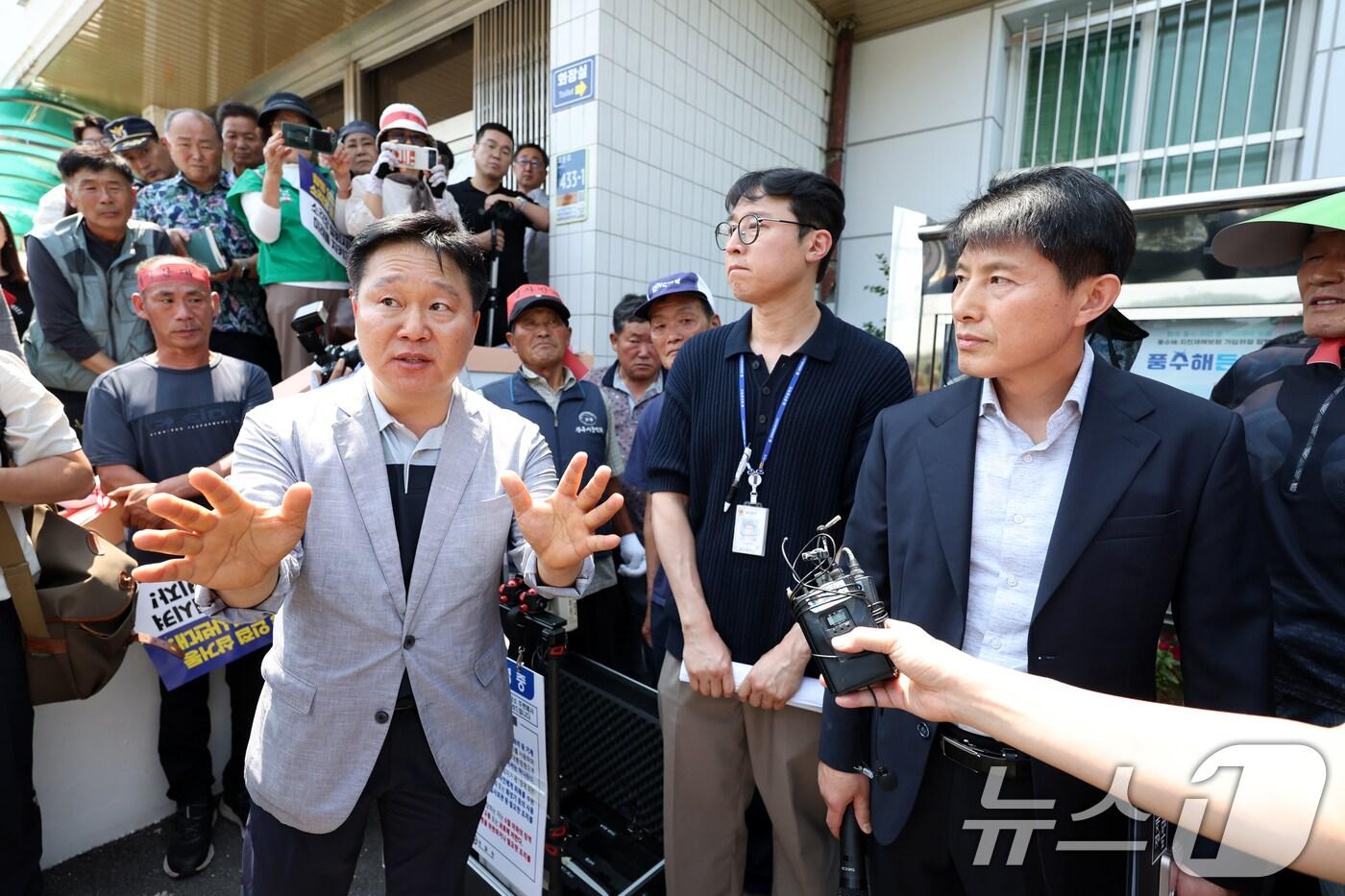 광주 자원회수시설 최종 입지 선정을 앞두고 지난 6월26일 광주 광산구 삼도동 행정복지센터에서 열린 자원회수시설 주민 설명회에서 주민들이 광주시 관계자에게 위장 전입 의혹을 제기하며 반발하고 있다. 2025.6.26/뉴스1 ⓒ News1 이승현 기자