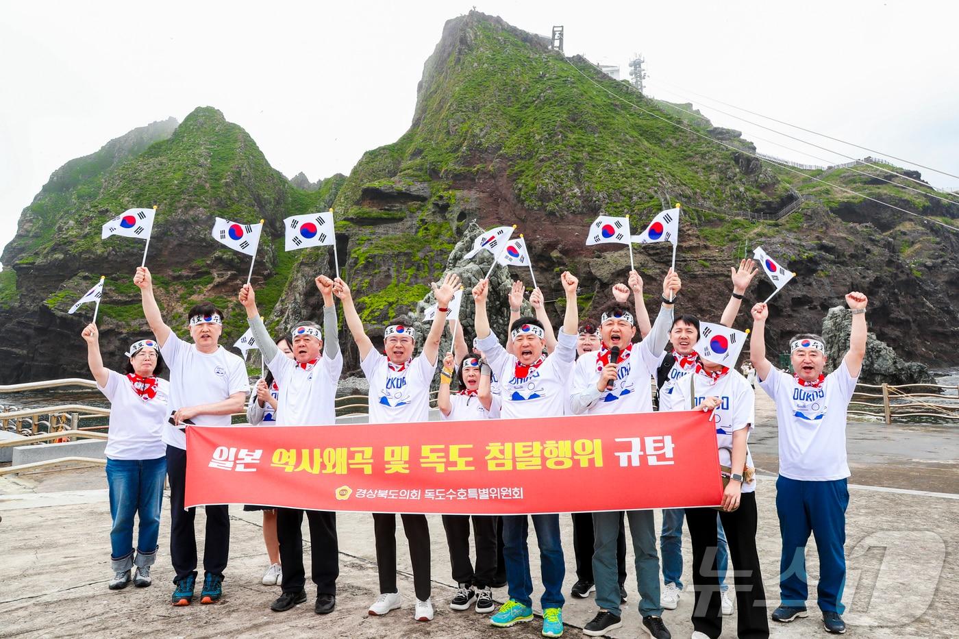 경북도의회 독도수호특별위원회가 24~26일 울릉도와 독도에서 일본의 영토 도발과 역사왜곡에 단호히 맞서고, 독도에 대한 실효적 지배 강화를 위해 의정활동을 펼쳤다.ⓒ News1 김대벽기자