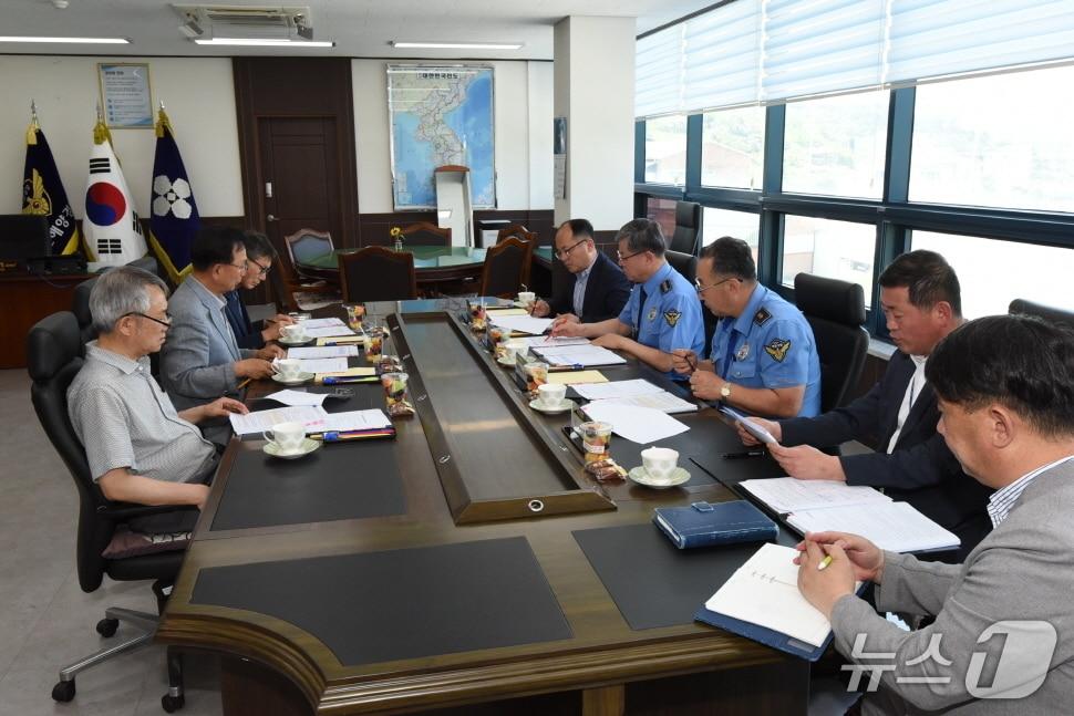 본문 이미지 - 26일 완도해양경찰은 2025년 경미범죄 심사위원회를 열고 훈방 결정을 논의하고 있다.(완도해경 제공. 재판매 및 DB 금지)