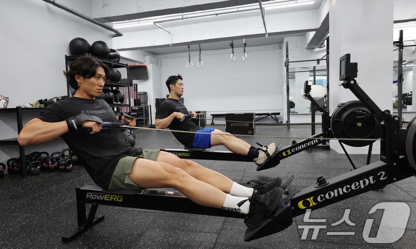 최진원 크로스핏 식스 헤드코치와 윤효용 코치가 26일 서울 마포구 크로스핏 식스에서 크로스핏을 하고 있다. 2025.6.26/뉴스1 ⓒ News1 박지혜 기자