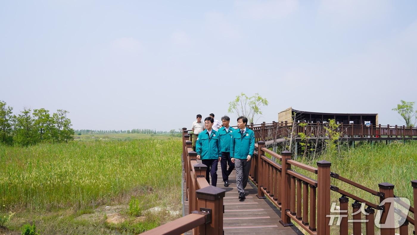 주대영 국립공원공단 이사장(사진 맨 왼쪽) 부안 새만금환경생태단지를 방문했다.(국립공원공단 제공. 재판매 및 DB금지)